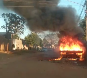 Morador flagra caminh&atilde;o pegando fogo em rua do Bairro S&atilde;o Conrado