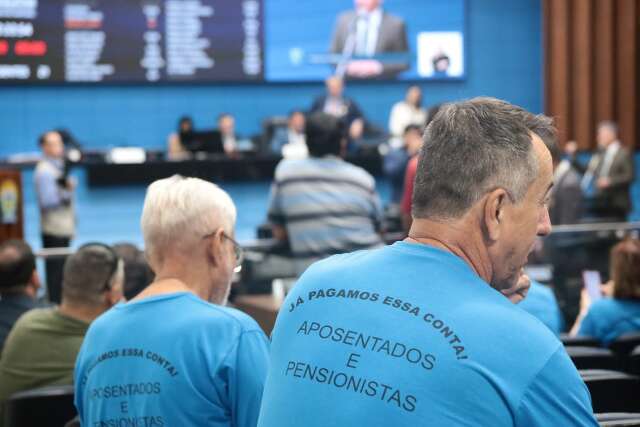 Aposentados fecham semestre e reabrem sess&otilde;es com mesmo protesto