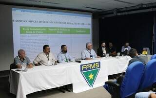 Membros da federação, governo e clubes reunidos para debater novo estatuto (Foto: Osmar Veiga)