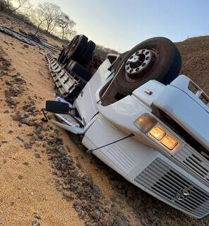 Caminhão tombado na Serra da Producel, em Sidrolândia (Foto: Direto das Ruas)