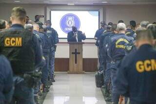 No fim da reunião de trabalho, guardas fizeram oração na Igreja Universal. (Foto: Henrique Kawaminami)