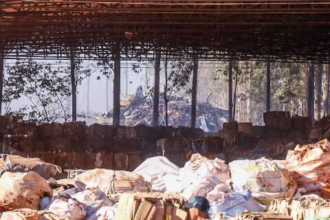 Fogo destrói 1 tonelada de material reciclável e suspeita é incêndio criminoso