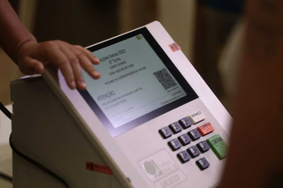 Urna eletrônica durante verificação do TRE antes das eleições gerais de 2022. (Foto: Marcos Maluf/Arquivo)