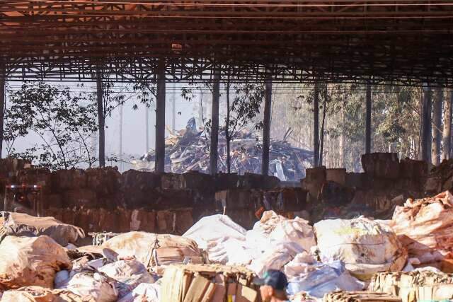 Fogo destr&oacute;i 1 tonelada de material recicl&aacute;vel e suspeita &eacute; inc&ecirc;ndio criminoso