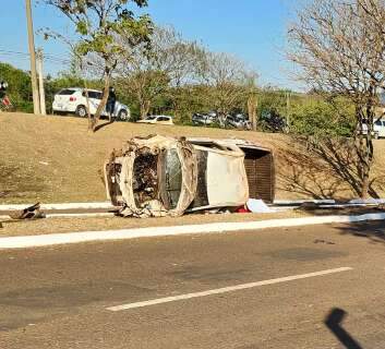 Homem morre e dois ficam feridos após capotagem na Avenida Gury Marques