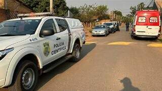 Perícia e Samu em frente ao imóvel onde ocorreram os fatos. (Foto: 24 Horas News MS)