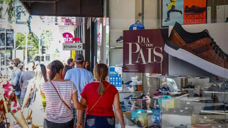 Compradores frequentam o Centro de Campo Grande, durante o Dia dos Pais de 2020. (Foto: Henrique Kawaminami/Arquivo)