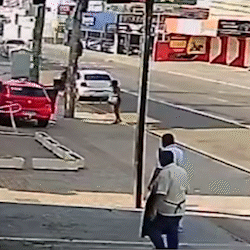Motorista bêbado abandona carro ao atingir muro e vai preso 