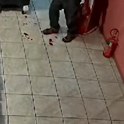 Vídeo mostra homem entrando jorrando sangue em casa de bolos na Bandeiras
