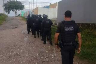 Policiais federais durante cumprimento de mandados. (Foto: Divulgação)