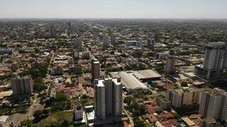 Vista aérea da área central de Dourados, cidade onde ocorreram os fatos. (Foto: Assecom)