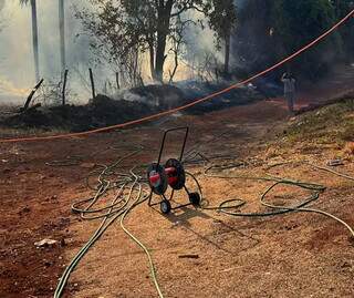 Mangueiras se cruzam na tentativa de conter as chamas (Foto: Divulgação)