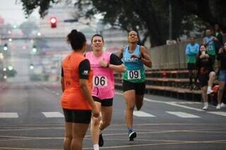 Corredoras durante a prova do ano passado em Campo Grande (Foto: Henrique Kawaminami)