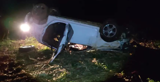 Carro capoto e parou em área de plantação com as quatro rodas para cima (Foto: reprodução / Notícias Crepúsculo)