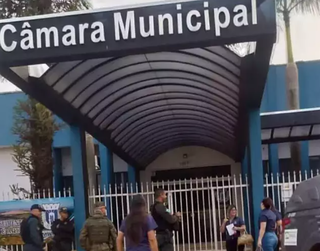 Policiais em frente à Câmara de Amambai, no dia 16 de novembro do ano passado. (Foto: Direto das Ruas)