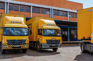 Fachada e veículos dos Correios em Campo Grande (Foto: arquivo / Campo Grande News)