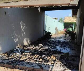 De frente, varanda da casa de Marlene ficou cheia de cinzas (Foto: Direto das Ruas)