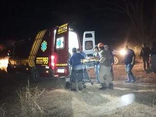 Idoso sendo colocado em viatura dos bombeiros. (Foto: O Pantaneiro)