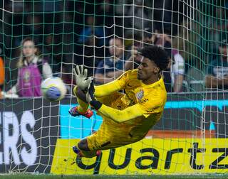 O goleiro do Timão, Hugo Souza, destaque durante a cobrança de pênaltis no Couto Pereira. (Foto: Rodrigo Coca/Agência Corinthians)