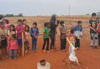 Crianças guarani-kaiowá, na ocupação da área de Panambi-Lagoa Rica, em Douradina (Foto: Direto das Ruas)