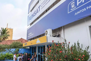 Candidatos a emprego formam fila em frente a sede da Funsat, em Campo Grande. (Foto: Henrique Kawaminami/Arquivo do Campo Grande News)