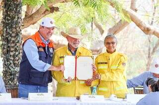 Sanção da Lei do Manejo Integrado do Fogo ocorreu em Corumbá (MS); na foto, o governador Eduardo Riedel ao lado de Lula e da ministra Marina Silva (Foto: Henrique Kawaminami)