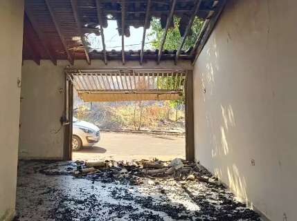 Fogo em terreno abandonado passa para casa vizinha e destrói telhado de varanda