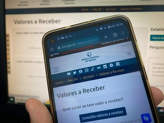 Correntista página de Valores a Receber pelo aparelho celular. (Foto: Clara Farias/Arquivo do Campo Grande News)