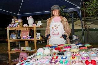 Paula é artesã há sete anos e figura carimbada nas feiras culturais de Campo Grande (Foto: Juliano Almeida)