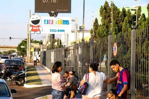 Com itens mais caros, bazar da AACC começa com fila pequena e sem correria 