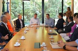 Governador Eduardo Ridel junto a autoridades durante reunião realizada nesta quarta-feira (Foto: Saul Schramm/Divulgação)