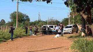 Corpo da mulher morta pelo marido coberto com lençol branco. (Foto: Bruna Marques)