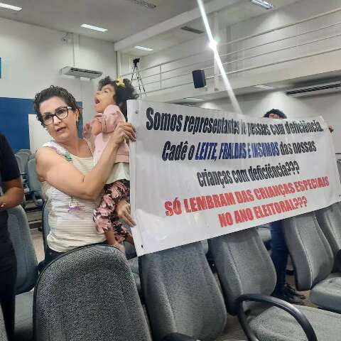 Ap&oacute;s promessa da prefeitura, m&atilde;es voltam &agrave; C&acirc;mara para cobrar medicamentos   