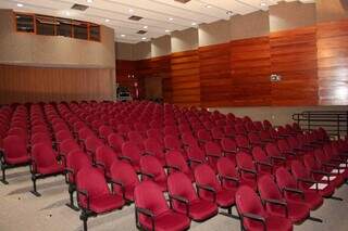 Depois de ingressos esgotados em 2 minutos, Luedji Luna lota teatro