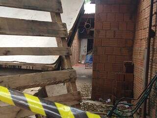 Com mulher e filhas dentro, homem ateia fogo na casa da ex, destr&oacute;i moto e foge