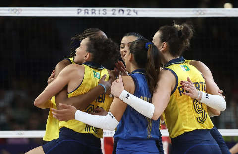 Brasil perde para americanas e vai disputar o bronze no vôlei feminino