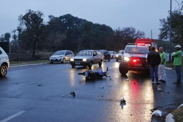 Colis&atilde;o entre moto e caminh&atilde;o trava o tr&acirc;nsito da Avenida L&uacute;dio Coelho