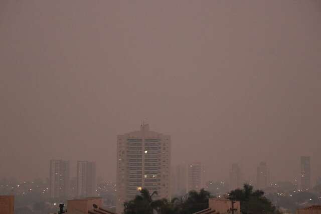 Campo Grande amanhece tomada por fuma&ccedil;a das queimadas, mas com chance de chuva