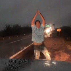 Motorista para em rodovia e agradece chuva em Corumb&aacute; 
