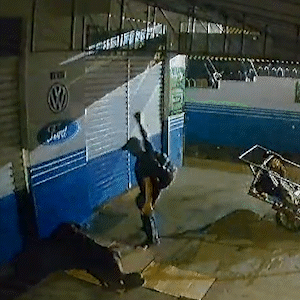 Morador de rua &eacute; agredido a pedradas enquanto dormia em cal&ccedil;ada