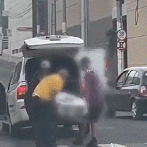 Caix&atilde;o cai de carro funer&aacute;rio em cruzamento movimentado 