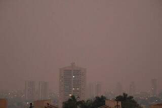 Campo Grande amanhece tomada por fuma&ccedil;a das queimadas, mas com chance de chuva
