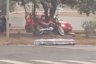Caix&atilde;o cai de carro funer&aacute;rio em cruzamento movimentado 