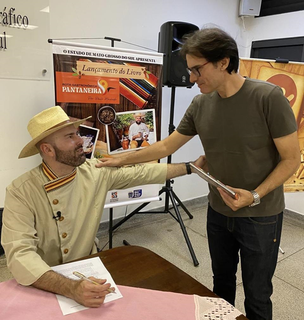 Amigos, parceiros e entusiastas prestigiam o lançamento do livro (Divulgação)