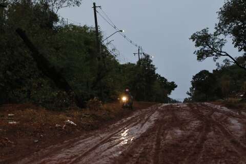 Com construção do viaduto, rua do Jardim Veraneio agora é atoleiro mal iluminado