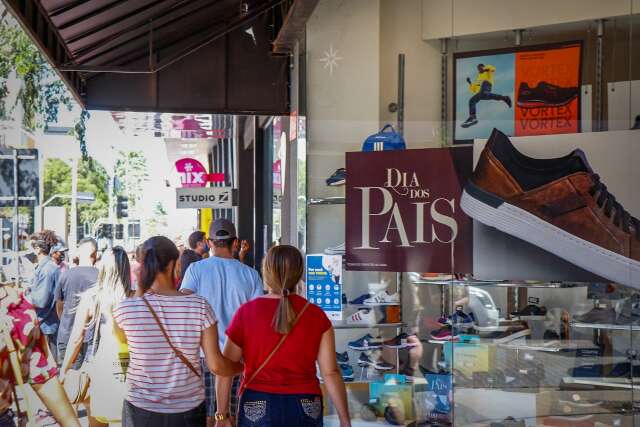 Celebra&ccedil;&atilde;o do Dia dos Pais ser&aacute; apenas com &quot;cinquent&atilde;o&quot;, dizem leitores