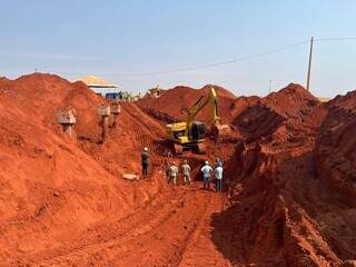 Bombeiros e outros trabalhadores no local do acidente. (Foto: Campo Grande News)