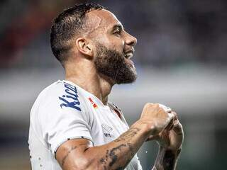 O ponta Guilherme Augusto comemora gol que abriu o placar no Mangueirão. (Foto: Raul Baretta/Santos)