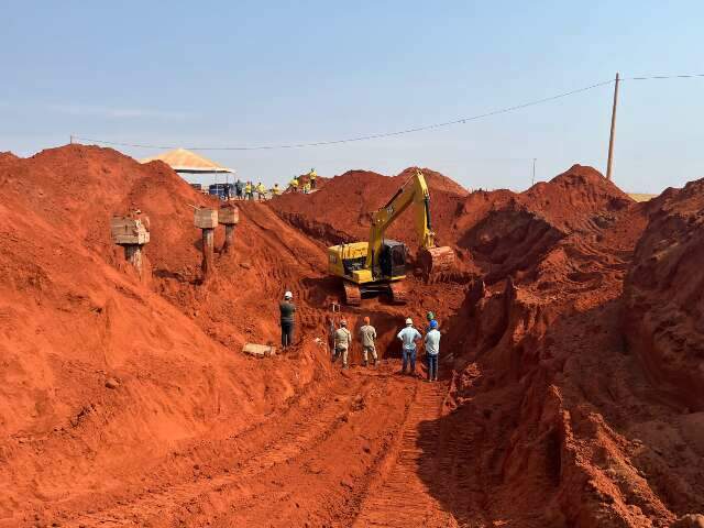 Ap&oacute;s 17h, bombeiros encontram trabalhadores que morreram soterrados