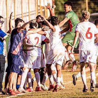 Jogadores do Comercial celebram gol em jogo do sub-20 (Foto: @eduardofotoms)